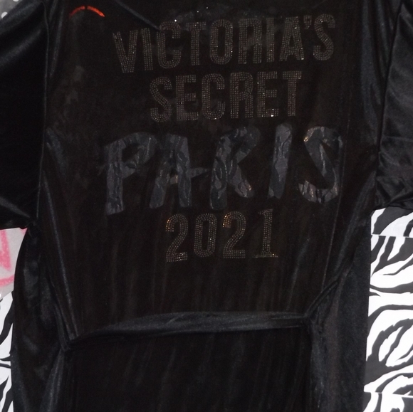 Sexy 🔥 Victoria Secret Parris 2021 Silk SILVER STUDDED Robe - Picture 2 of 3
